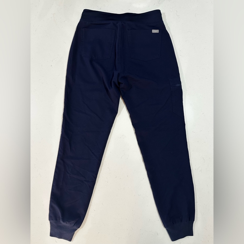 FIGS Scrub Set Catarina One Pocket Top & Zamora Joggers - Size XS - Picture 11 of 14